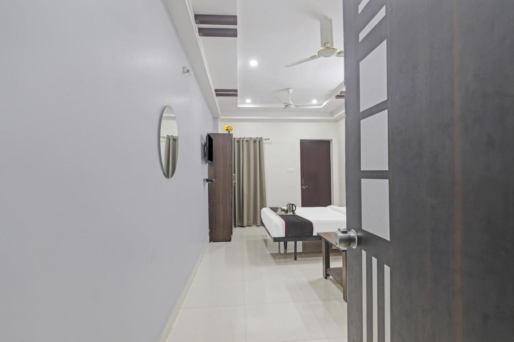 Hotel Collection O White House Near Kims Kondapur Kondapur  Exterior foto