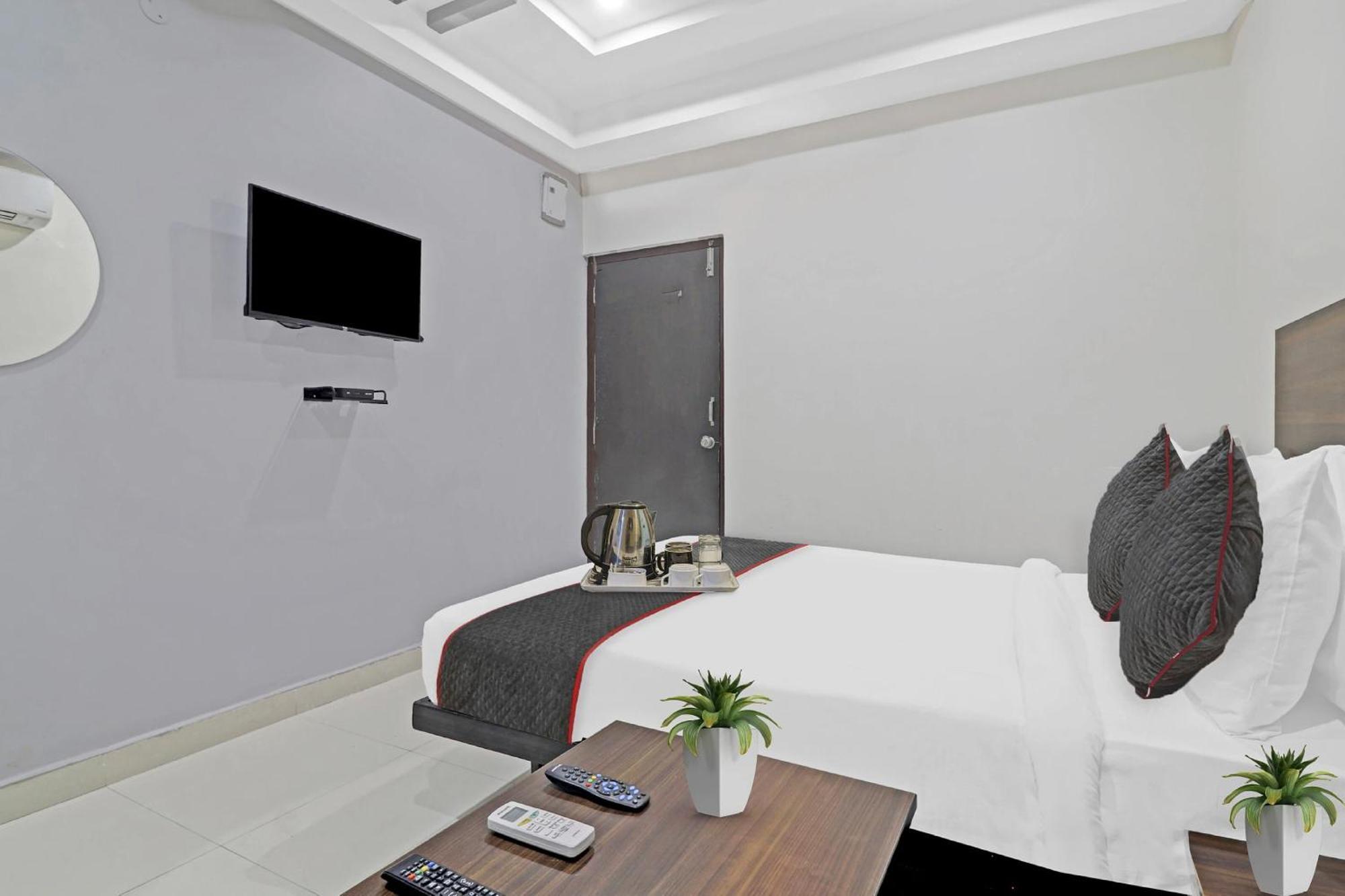 Hotel Collection O White House Near Kims Kondapur Kondapur  Exterior foto