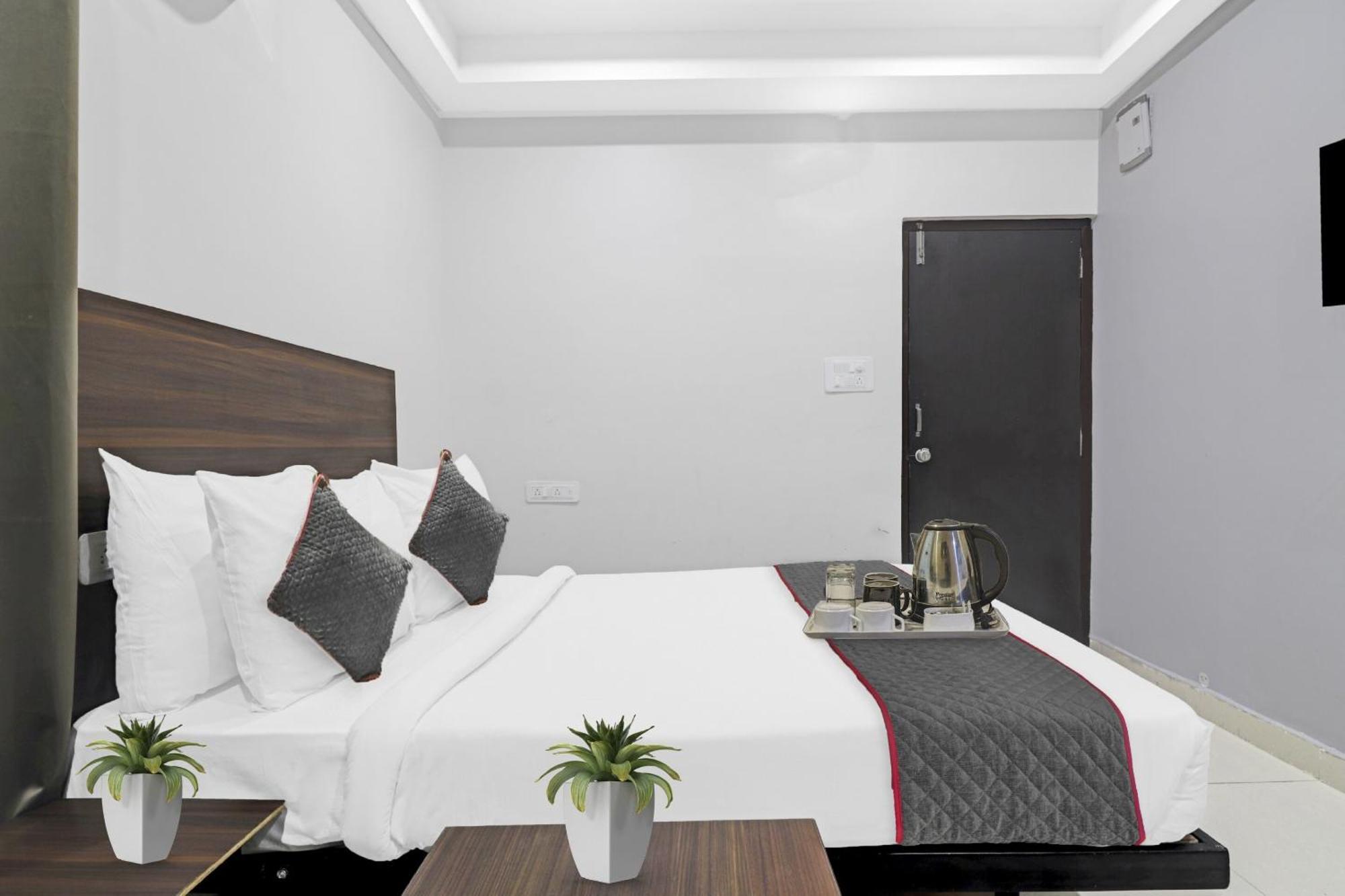 Hotel Collection O White House Near Kims Kondapur Kondapur  Exterior foto