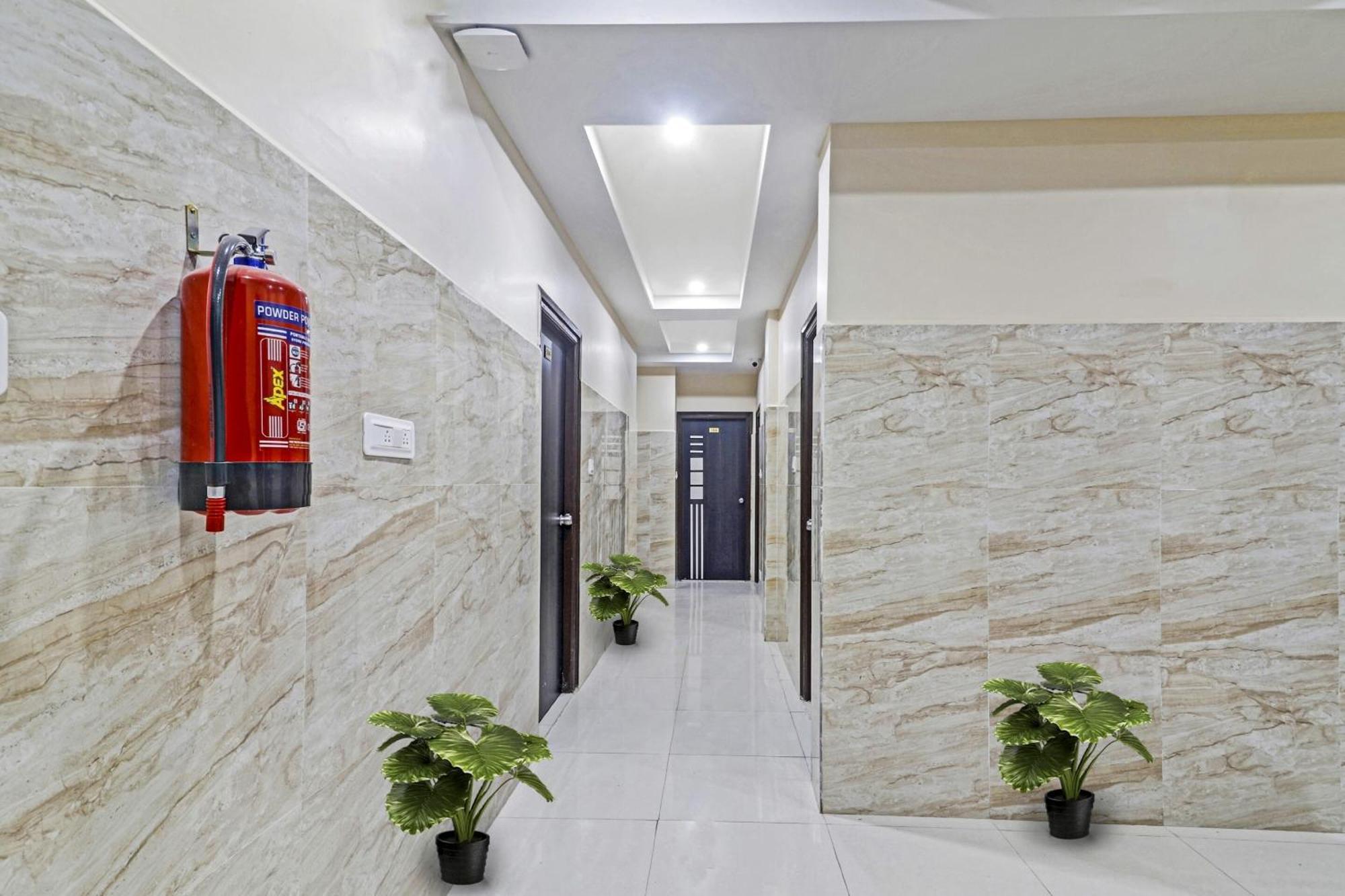 Hotel Collection O White House Near Kims Kondapur Kondapur  Exterior foto